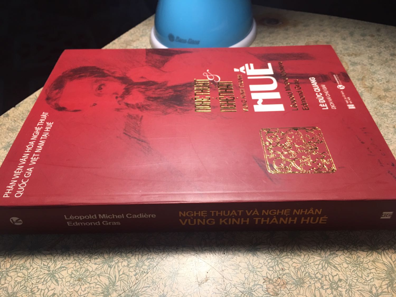 Bìa với hoạ tiết và chữ in nổi, chất giấy rất đẹp, rất nhiều trang in mầu (mầu của giấy cũng thay đổi theo), dán và khâu gáy sách cẩn thận, 1 cuốn sách in ấn để lại nhiều thú vị, :)