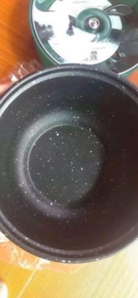 Nồi xinh lắm ạ, nóng nhanh, cute xỉu, nên mua nha mn ơi vì nó rất tiện. Màu xanh rêu, nồi bé bé xinh xinh, ăn 1-2 người ok. có thể lẩu, hấp, chiên rán ok vì cũng ko dính nồi. chỉ có điều vệ sinh thì hơi khó, nên rửa cẩn thận ạ! tôi chấm 9.5 điểm nhé!