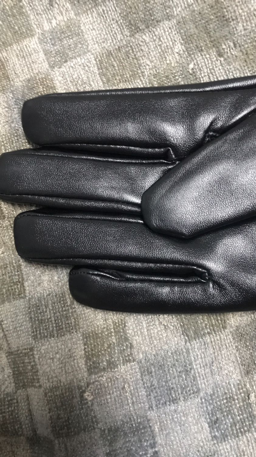 Găng tay mềm, co giãn tốt, đường may tỉ mỉ chắc chắn. Lớp da bóng đẹp mềm mại nữa. Lớp lót nỉ lông ở bên trong khi đeo cho cảm giác dễ vừa tay và dễ chịu. Shop giao hàng nhanh hai ngày là lấy được sản phẩm rồi. Uy tín, ủng hộ shop