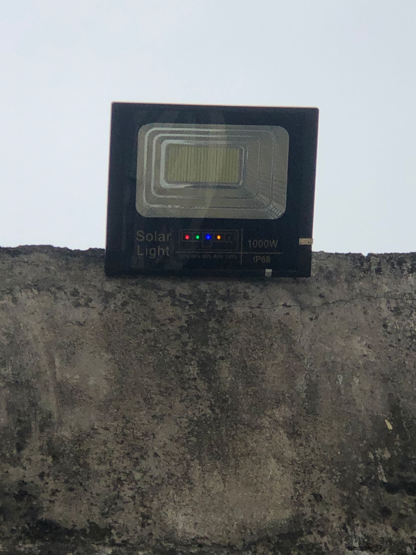 Bà nhà mình ở quê nhận đèn bảo bên ngoài đề 1.000W chả hiểu đặt 200W mà lại nhận đèn 1.000W. Thui cứ cho shop 5 sao còn sáng hay không tối mới biết được.