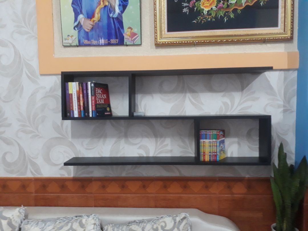 Sản phẩm giống hình. Gỗ CN lõi xanh trông khá chắc chắn, không phải loại gỗ ép ruột mùn cưa. Màu đen khá đẹp nhưng không được đều màu, có những vệt giống như dặm vá bằng cọ. Bắt lên tường giấu ốc vít, tắc kê nhưng vẫn rất chắc. Giao hàng nhanh. Mình mua của SIB decor.