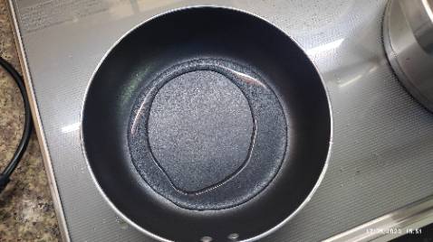 Chảo lòng không đều bị nổng ở giữa dầu không điều, không đến được giữa chảo khó làm trứng ốp la