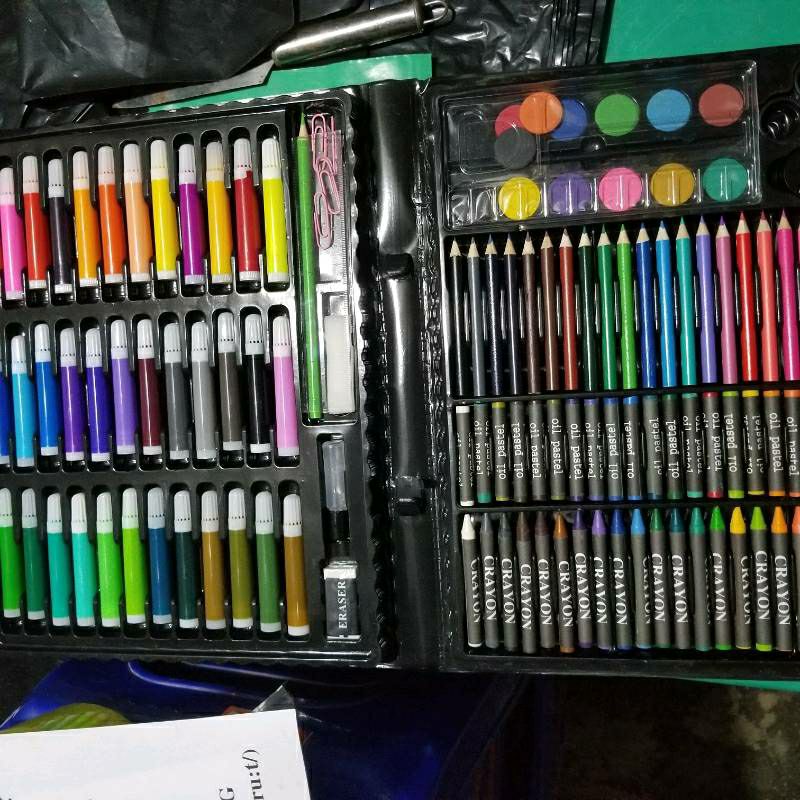 nhiều màu quá. mà giá lại quá hời luôn. màu tốt k bị bở, to lên rất đập. có đủ loại bút màu rất tiện cho bé nhiều màu quá. mà giá lại quá hời luôn. màu tốt k bị bở, to lên rất đập. có đủ loại bút màu rất tiện cho bé