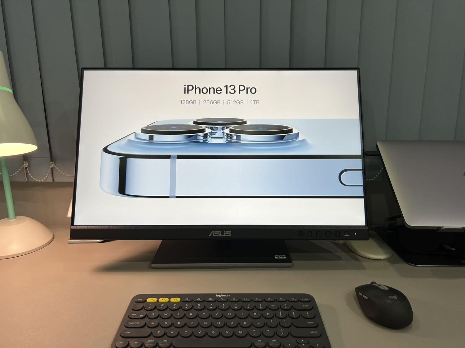 Rất đẹp. Xài màn hình 2K xuống full HD cảm thấy hơi rỗ nhẹ, nhưng từ từ sẽ quen. Kết nối 1 cổng type C qua Macbook vừa sạc được vừa gọn quá tiện luôn
Tiki đặt hàng ngày Chủ nhật mà trưa thứ 2 đã giao quá nhanh mặc dù mình ở ngoại thành HCM