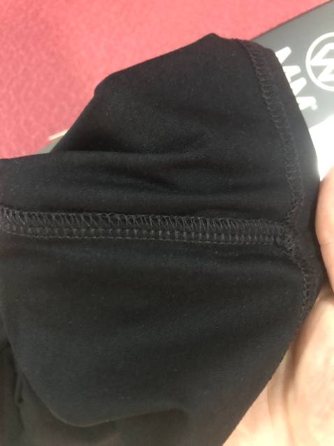 Sản phẩm đáng tiền, như kì vọng.
Shop cũng rất đầu tư cho nghiệm khách hàng, mình có đặt 1 chiếc áo cũng được đóng gói hộp đẹp, cưng. 
Chất liệu cotton mát, mặc co giãn tốt, thấm hút mồ hôi khá tốt. 
Chỉ thừa ít nhưng cũng có. Với mức giá này hoàn toàn chấp nhận được, giặt 1 thời gian rồi cảm nhận thêm về sản phẩm sau