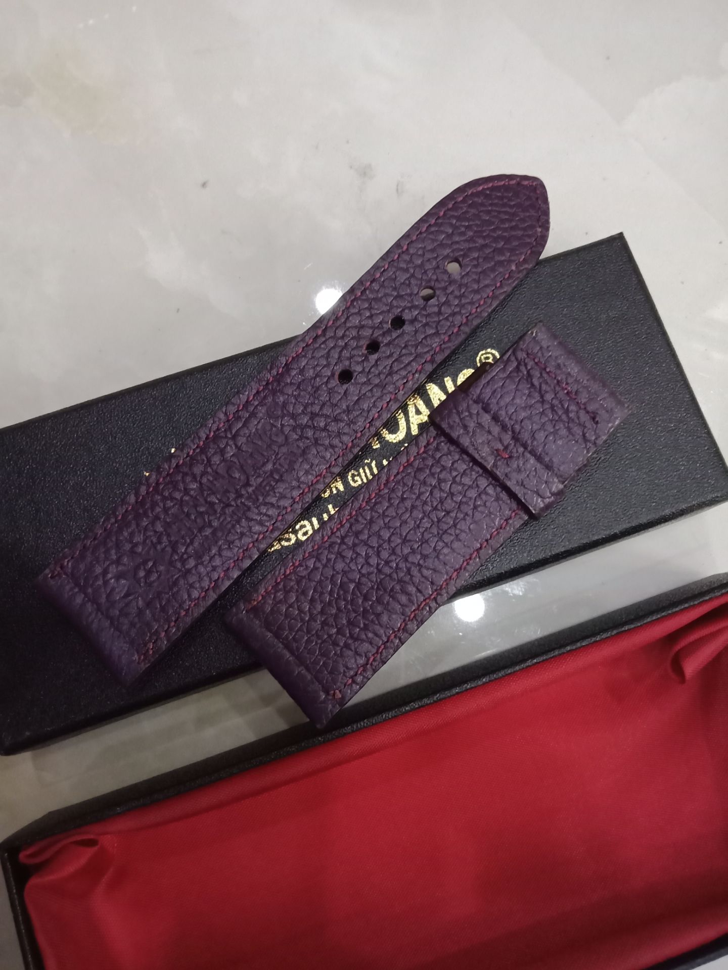 Dây đồng hồ làm bằng da thật rất đáng tiền