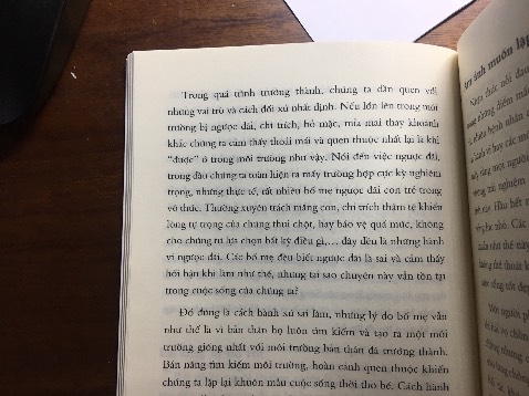Là một cuốn sách hữu ích, ko quá dày cũng ko quá mỏng, dung lượng vừa phải. Mua cuối năm nên ko có seal nhưng sách ko sao (vết nhăn trên bìa là tui làm, ko phải do Tiki =))