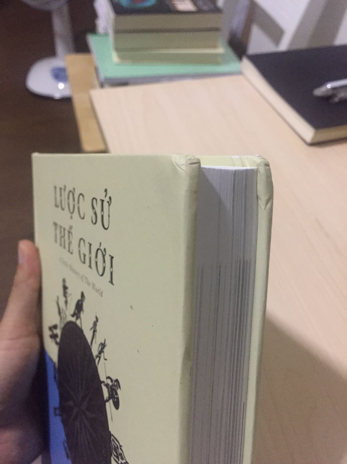 Đặt mua 3 cuốn thì 2 cuốn bị lem nhem bẩn và gãy góc. Cảm thấy không hài lòng cho đơn hàng lần này. Chỉ đc cuốn Vũ trụ là ok.