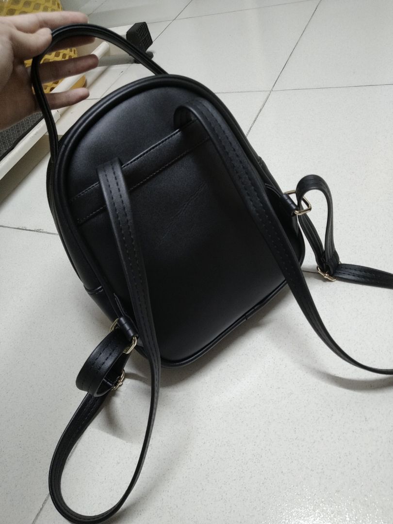 Balo nhỏ xinh, da P.U mềm, khoá và các khoen vàng sáng bóng, nhìn sang. Tuy nhỏ nhưng đựng được kha khá thứ và vừa quyển sách cỡ trung, có túi nhỏ bên trong và có lót lịch sự.