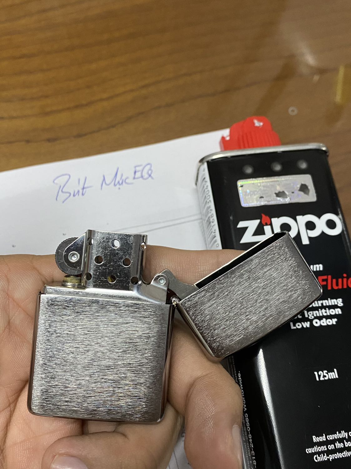 1. Tiki giao hàng nhanh.
2. Shipper gọi lúc 12h hơn, giờ nghỉ trưa nên mình off đt, 20 phút sau thì shipper báo đã hoàn về kho, để hôm sau phát tiếp. Không hài lòng, nhưng không vội nên mình đồng ý hôm sau nhận.
3. Lần đầu mua và dùng Zippo, thấy cũng khá ưng ý và hài lòng về sản phẩm. Chất lượng, thấy chữ in ở đáy bật lửa không sắt nét lắm.