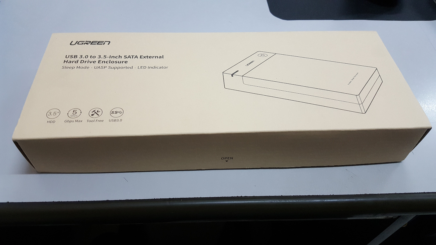 Hàng của Ugreen mình mua trước đến giờ trên Tiki chất lượng đều rất ổn. Lúc đầu đặt hàng ở nơi khác thì bị báo hủy nên hơi lo lắng (với shop khác). Tuy nhiên lần sau đặt hàng ở shop này thì được. Tiếc rằng hàng không còn seal, chắc shop bóc ra để dán tem bảo hành. Mình kết nối với ổ cứng Green WD 3,5 rất ổn, nhận nhanh không cần set up gì thêm. Vỏ hộp chắc chắn, tuy nhiên khi lắp ổ cứng vào mình nghĩ vẫn nên chèn thêm 1 chút bằng giấy hoặc mút vì không có vít bắt ổ cứng vào hộp. Nói chung là ổn Hàng của Ugreen mình mua trước đến giờ trên Tiki chất lượng đều rất ổn. Lúc đầu đặt hàng ở nơi khác thì bị báo hủy nên hơi lo lắng (với shop khác). Tuy nhiên lần sau đặt hàng ở shop này thì được. Tiếc rằng hàng không còn seal, chắc shop bóc ra để dán tem bảo hành. Mình kết nối với ổ cứng Green WD 3,5 rất ổn, nhận nhanh không cần set up gì thêm. Vỏ hộp chắc chắn, tuy nhiên khi lắp ổ cứng vào mình nghĩ vẫn nên chèn thêm 1 chút bằng giấy hoặc mút vì không có vít bắt ổ cứng vào hộp. Nói chung là ổn