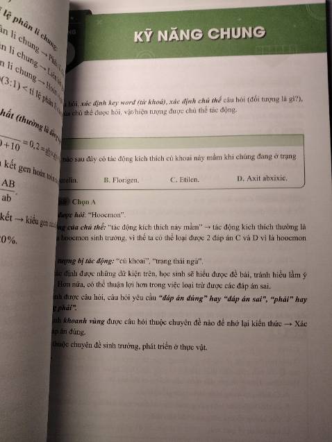Sách giấy màu oke, nhưng phần bìa bị cong dẫn tới gần hai chục trang sau cũng bị cong luôn, cái này rõ ràng ko phải lỗi do bên vận chuyện mà bên đóng gói thấy sách cong vẫn đóng hàng, chưa lần nào mua tiki mà thất vọng như vậy luôn á