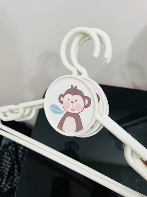 Chất lượng oke lắm , móc dễ thương , shop có nhiều mẫu móc phù hợp với các loại quần áo khác nhau ,mình lên rất nhiều loại móc khác nhau của shop cho cả nhà. Mẫu này móc dành cho đồ trẻ em