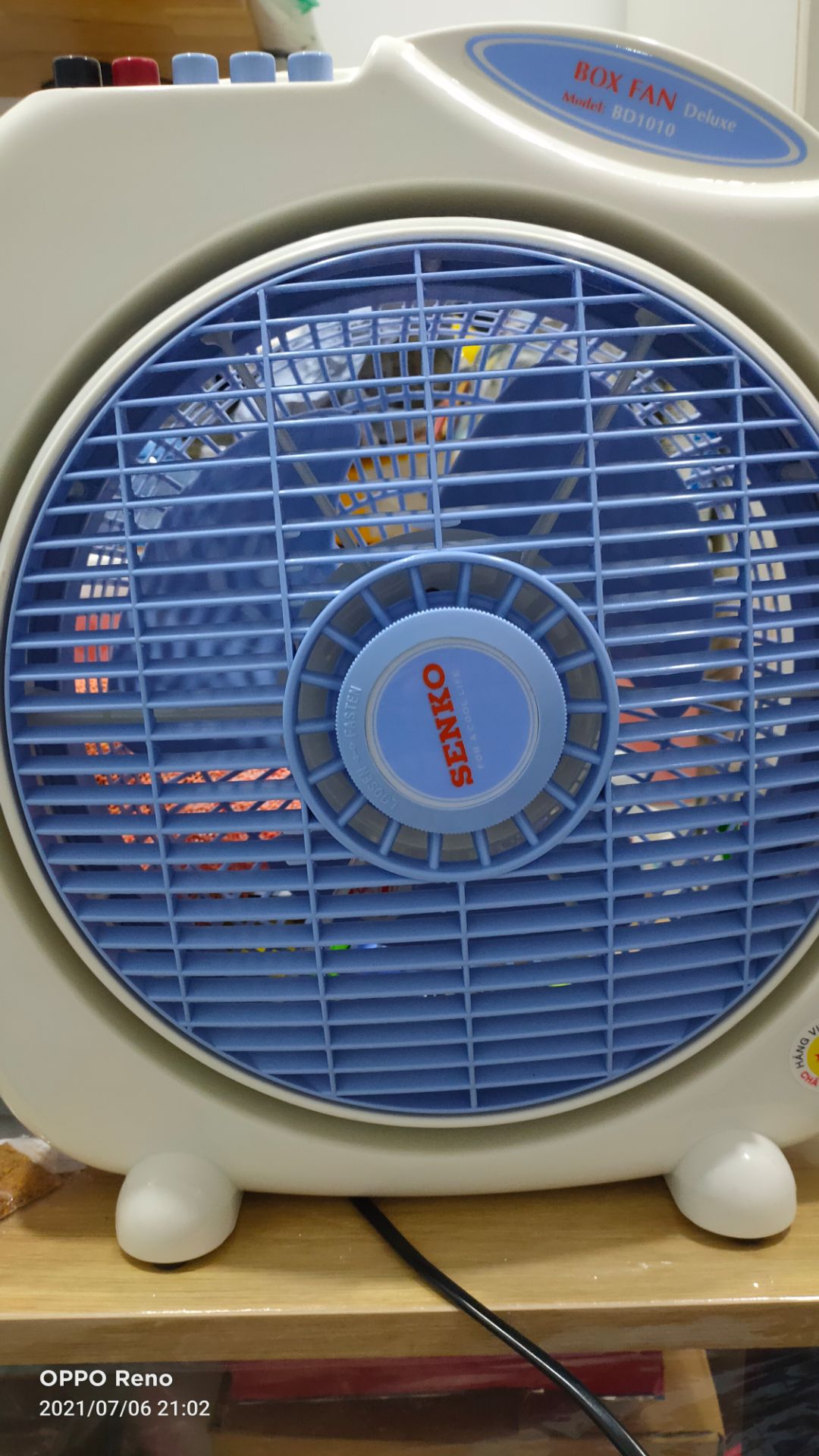 quạt tốc độ gió vừa phải, quạt không run lắc,nhưng tiếng gió mạnh.xoay chiều. có điều trong giới thiệu sản phẩm nói quạt 6cánh, nhưng sản phẩm giao chỉ là 3cánh.yêu cầu nhà bán hàng nên giới thiệu sản phẩm trung thực,đừng quảng cáo *** khiến mất lòng tin.