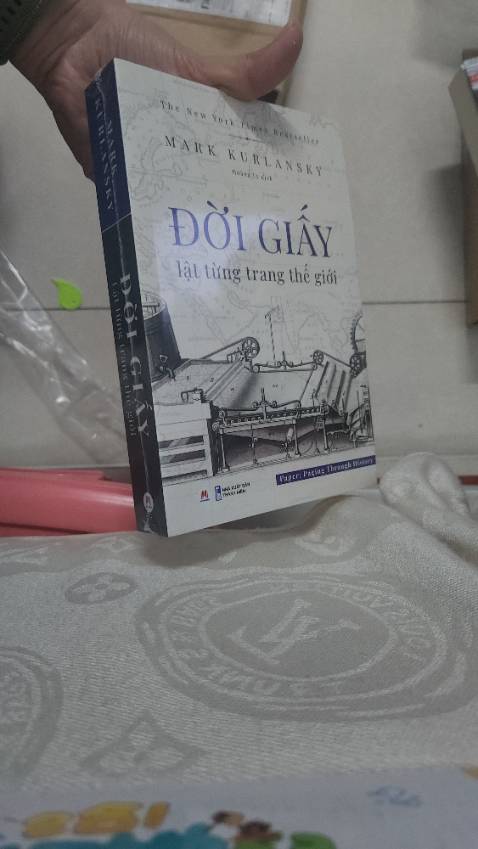 Sách mới nguyên seal nhưng không có kèm bookmark như ngoài hiệu sách. Giấy in khá mỏng, chất lượng tạm ổn