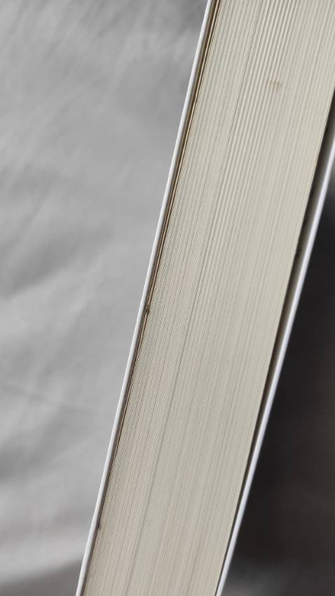 Sách có vẻ cũ như đã bị dùng qua.