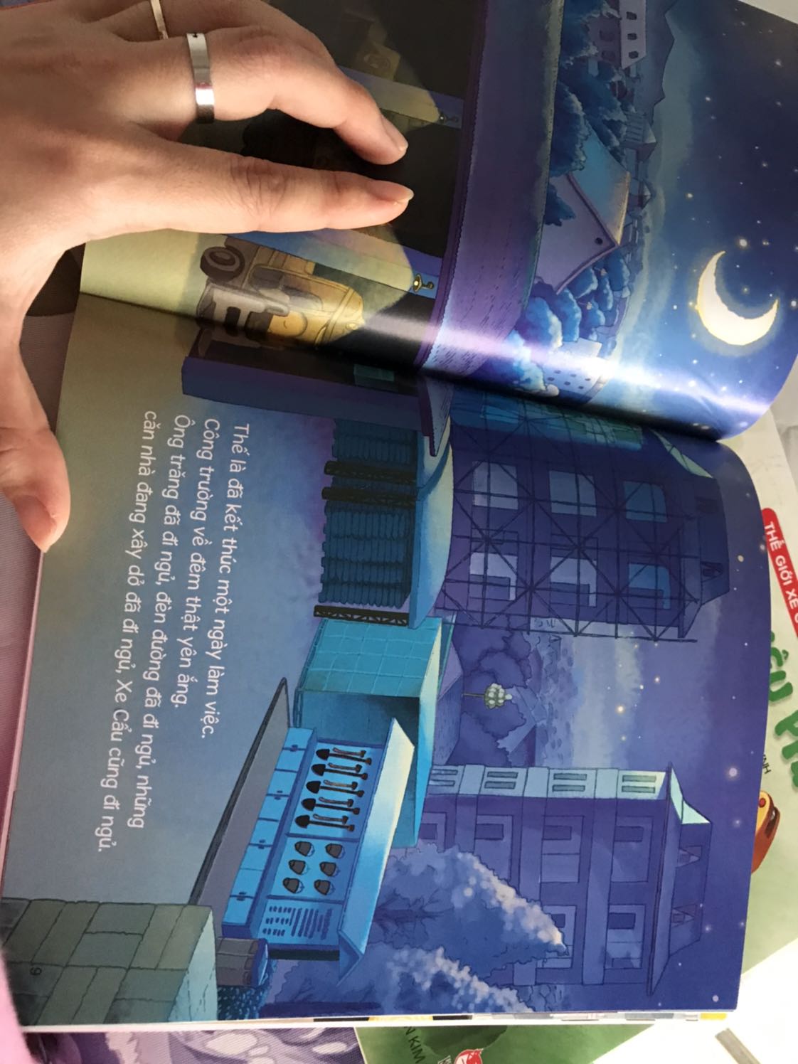 Sách đẹp tuyệt vời. Bé nhà mình rất thích, bé còn thuộc luôn đặc tính từng loại xe cả tiếng anh và tiếng việt. Từ ngày mua sách đọc, bé gần như quên luôn cả điện thoại