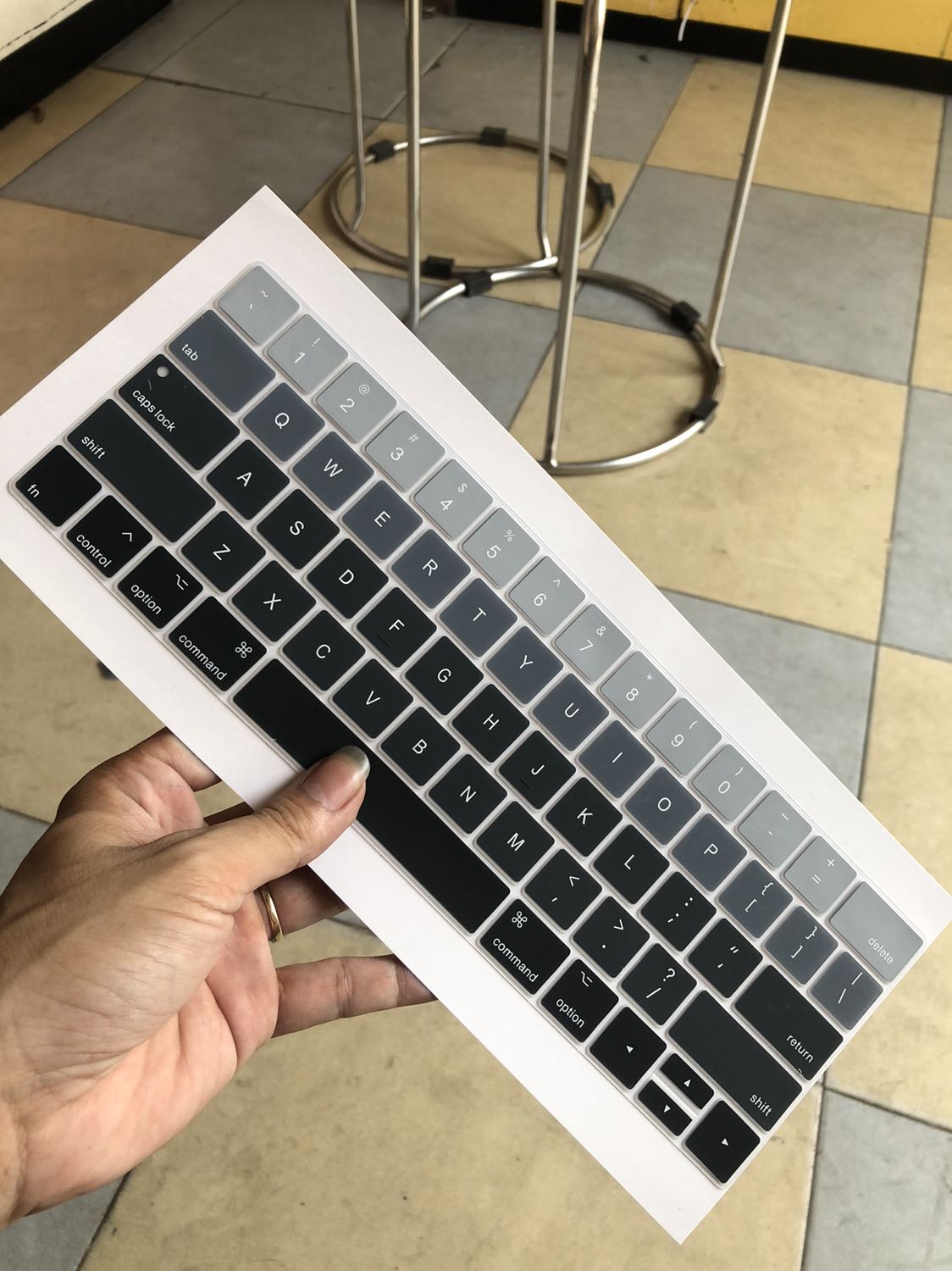 Như hình.  Nhưng không vừa. Còn thiếu 1 hàng phím.  Của mình là mac2013. 
Gần như không ngăn đc bụi