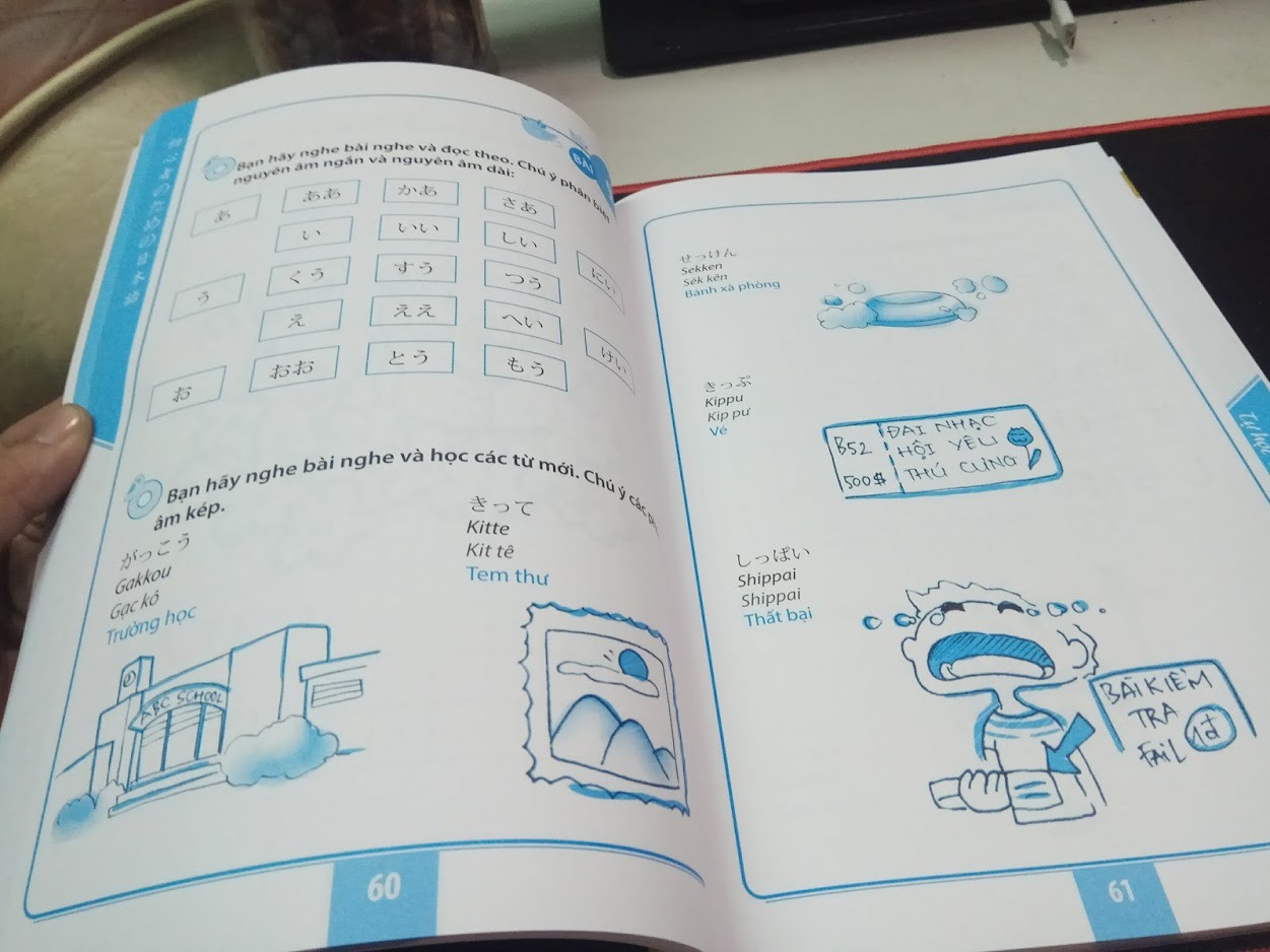 Sách bản to như SGK, hình ảnh đẹp, chất lượng giấy in đẹp, tạo sự thích thú khi cầm.
Nội dung rất cơ bản dành cho người mới bắt đầu. Hướng dẫn khá chi tiết, có phiên âm romaji và việt ngữ. Đồng thời lại được hỗ trợ app MCBooks để nghe đọc rất tuyệt với.