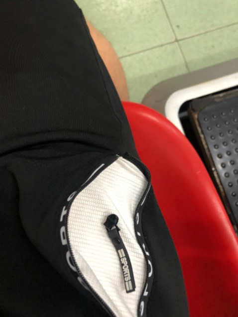 Mang đúng 1 lần đã vậy, đề nghị có giải thích. Sém xíu nữa rơi điện thoại Mang đúng 1 lần đã vậy, đề nghị có giải thích. Sém xíu nữa rơi điện thoại