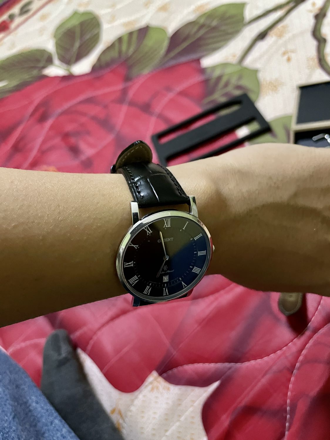 Dây đeo đẹp, hơi cứng chắc đeo một thời gian sẽ mềm. Đầy đủ đồ nghề, loay hoay 1 hồi mới thay được dây :))