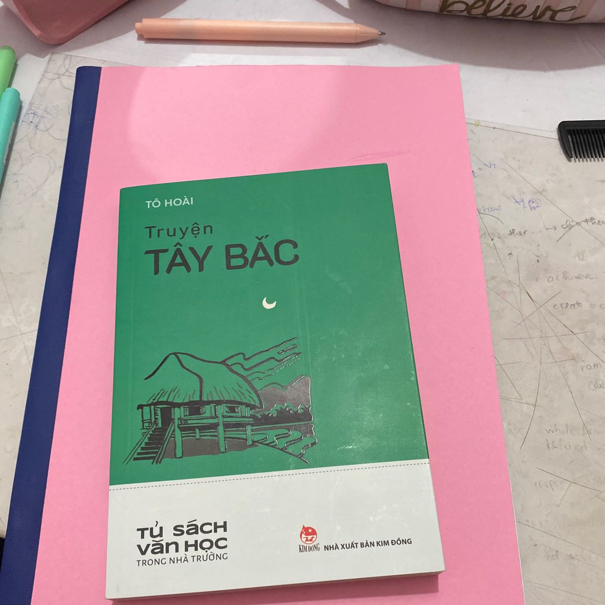 truyện hay lắm mn ui, học VCAP xong tìm mua liền để đọc nốt đoạn sau nhưng tiki giao hàng làm thất vọng quá, quyển truyện không được bọc gì cả mà cho vào 1 box rồi giao cho khách thôi! bên nhà S các shop bọc hàng đỉnh lắm cơ, mong tiki cải thiện