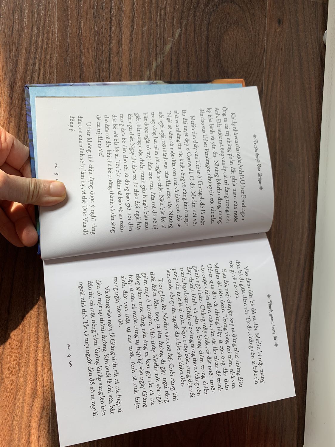 Truyện dầy dặn, in giấy đẹp nhưng quyển này nội dung ít hình minh hoạ nên phù hợp với những bạn lớn. Bạn nào còn bé thì chắc không thích lắm. Bố mẹ đọc cũng mệt.