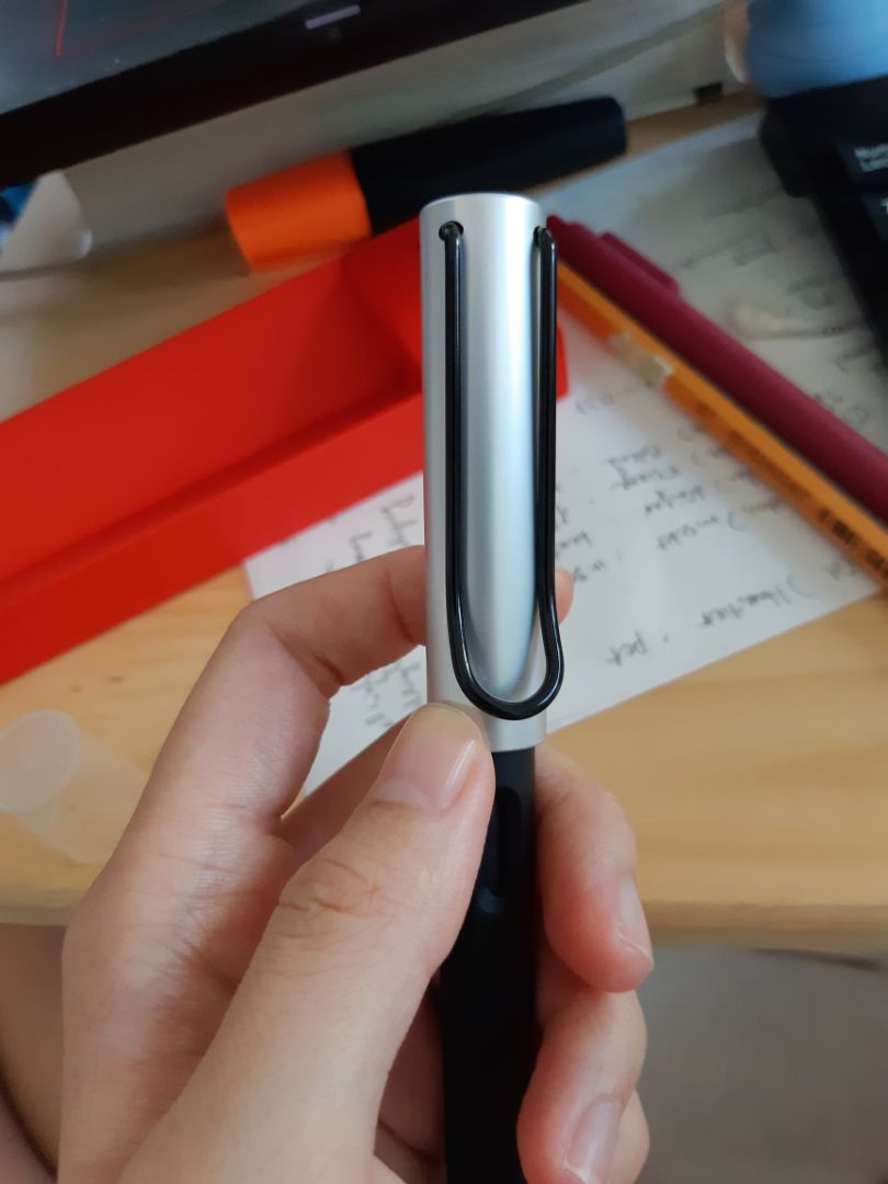 mình mới nhận được hàng chiều nay. tổng quan mới mở hộp thì thấy vỏ bọc của cây búc bị chà tươm bươm, hơi cũ, mở ra thì bút cũng bị cấn nhiều dẫn đến trầy, ở phần nắp bút. Còn bên trong thì ngòi bị lắp lệch, và cũng có vẻ bị cũ đi và trầy nên mình buồn luôn. một phần vì trong hộp ko có gì để bút đc cố định nguyên vị trí. cũng vì dịch nên chẳng thể ra ngoài nên mua onl thì trải nghiệm ko tốt lắm.
về sản phẩm của Lamy thì hoàn thiện khỏi bàn. Thân bút cũng đc làm đwn nhám chứ ko có bị bóng trơn, nắp nhôm nên càng tăng thêm tính sang trọng. theo mình thấy thì cây này là đẹp nhất dòng này của Lamy rồi. kết hợp rất tinh tế