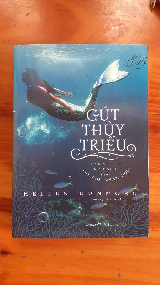 Câu chuyện xoay quanh hành trình khám phá và cuộc phiêu lưu của cô bé Sapphire về sự bí ẩn và bất tận của đại dương. Dựa vào những kiến thức cá nhân, nữ tác giả đã đã tiếp cận và khai thác chủ đề một cách độc đáo. Tuy nhiên mạch truyện rất dài và chậm, khó có thể lôi cuốn người đọc.