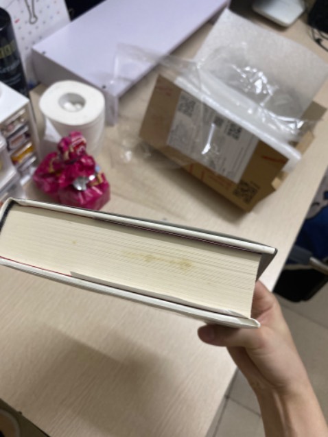 Sách nhận được bị bám bụi, còn bị bẩn và nhàu nữa.