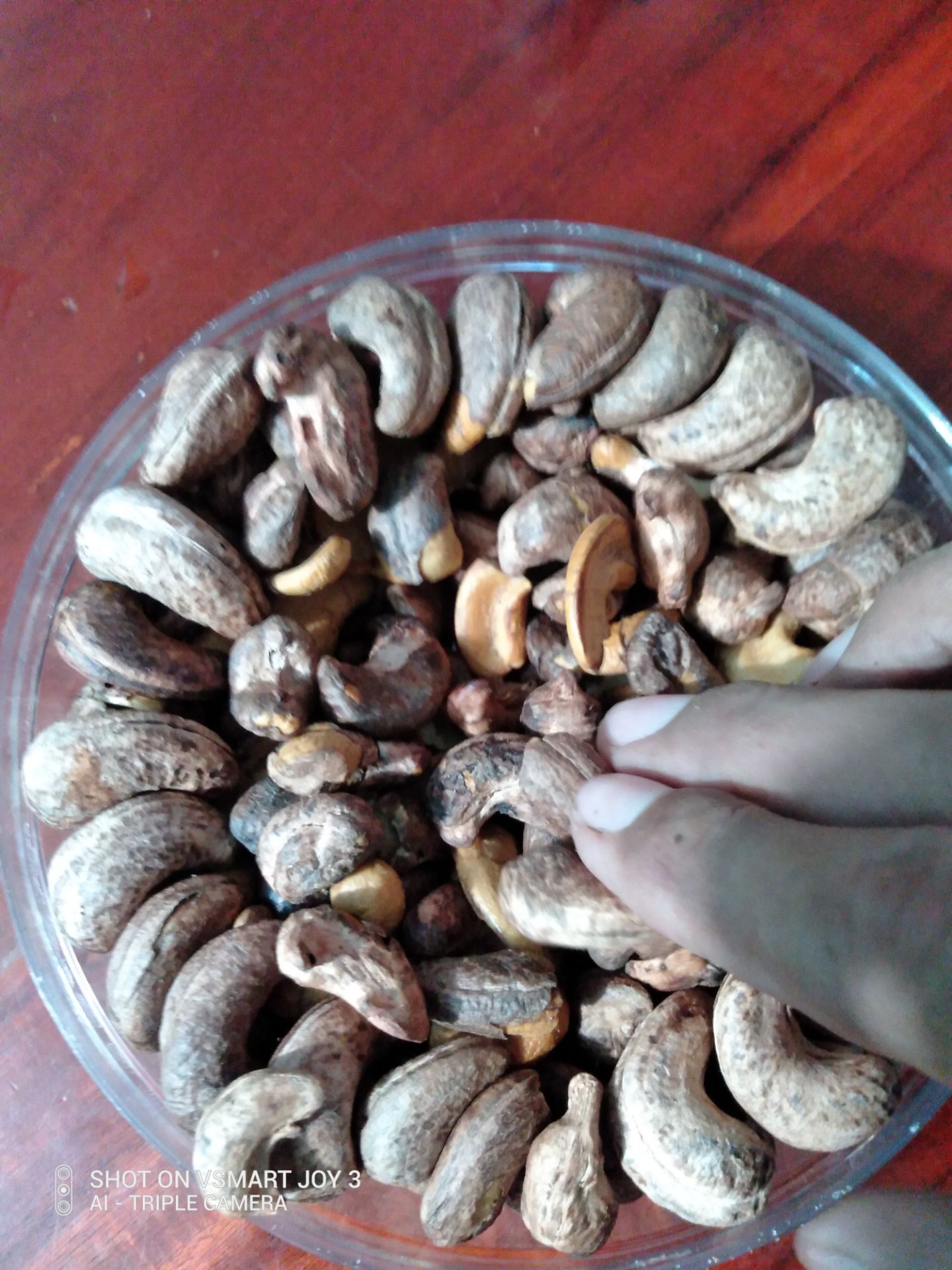 bán buôn giang manh, sẽ không bao giờ mua lại, xoay vòng vòng được vài hạt nguyên, mở ra bên trong toàn hạt vụng, mốc.