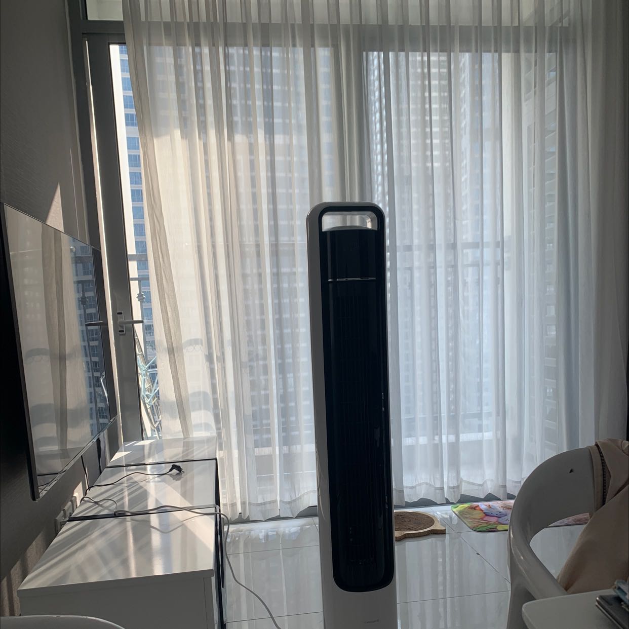 Một điểm trừ nhỏ là sao bộ quạt của mình không thấy điều khiển remote quạt. Có cách nào mua rời ra đc không vậy ạ
Quạt khá êm, mức cao nhất không ổn lắm nhưng sức gió không cao. Quạt không có bánh xe để di chuyển, mỗi lần di chuyển phải nhấc quạt lên. 
Tính thẩm mỹ cao, gọn gàng. Khi tắt quạt, cánh quạt sẽ tự xoay hết vào bên trong hai bên hông, tránh được bụi, rất ưng điểm này. Tiki giao đúng hẹn