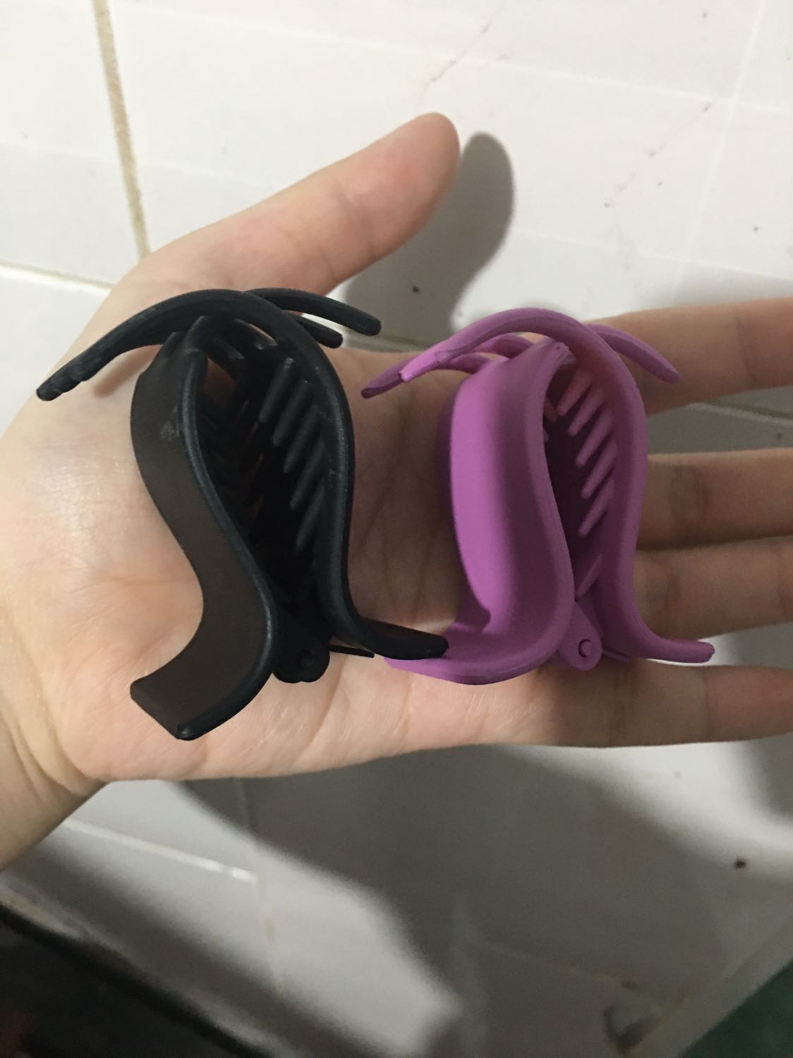 Mình thấy hàng xàiok chỉ là cái màu đen hơi bụi nhám 1 chút Mình thấy hàng xàiok chỉ là cái màu đen hơi bụi nhám 1 chút