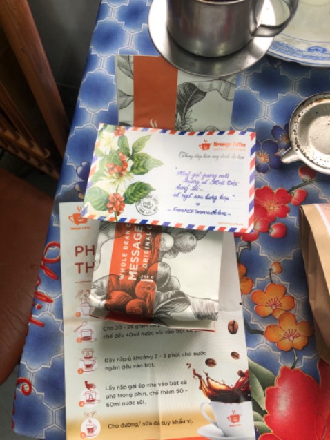 Mùi vị ngon lắm, đậm đà thơm thơm ngậy ngậy, uống nghiền luôn. Lại còn có tấm thiệp xinh xinh viết tay chứ!