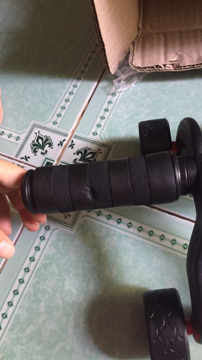 Shop gói đồ khá đơn giản, chắc do đồ ko dễ vỡ nên shop chỉ cho vào một cái thùng như này. Đồ thì đầy bụi. Chỗ tay cầm của con lăn còn bị mất một lỗ.. hơi thất vọng một tí.