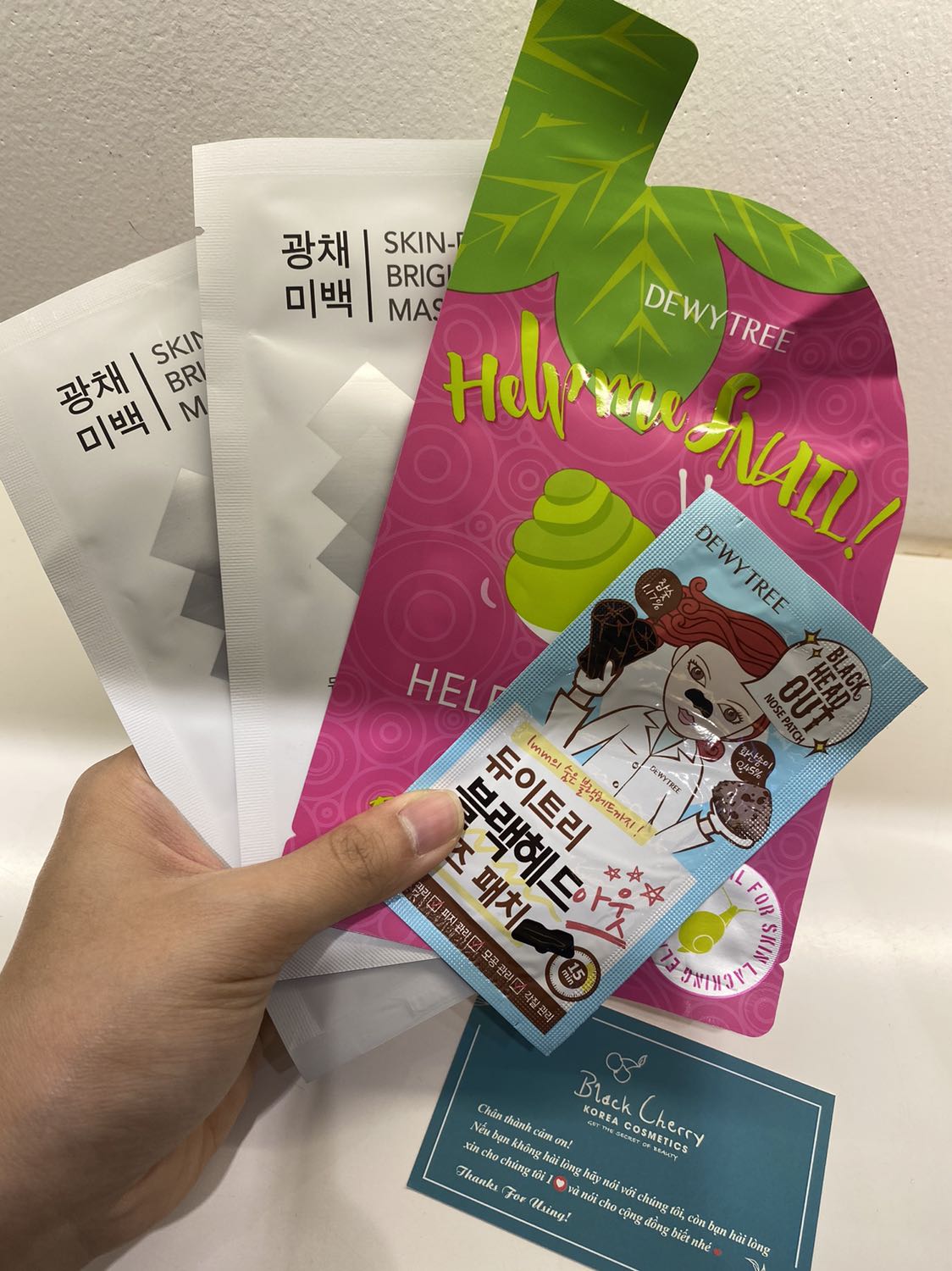 Giao hàng cực nhanh, đặt hôm trước hôm sau đã nhận được rùi. Trước dùng ké của bạn thích quá nên đặt thêm của shop để dùng (da mình hỗn hợp thiên dầu nhé). Trộm vía dùng ko bị kích ứng, dùng toner hôm trc hôm sau da mềm hơn hẳn luôn. Nên mua nha mng