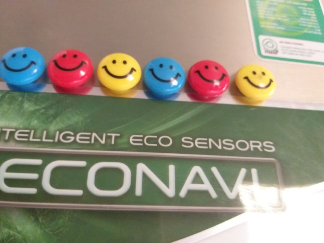 có lẽ do mình hiểu sai nên tưởng sẽ dính lên tường, lên kính, lên cửa được.. nên hí hửng mua về kết cục chỉ hít được trên tủ lạnh và đồ kim loại thôi.. giờ chỉ để ở tủ lạnh lâu lâu ghim note vậy ???