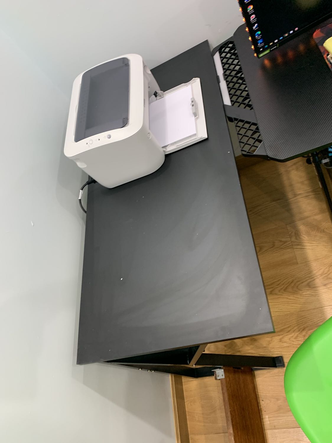 Giao hàng nhanh, hàng nguyên hộp tuy nhiên gỗ bị tróc trong quá trình xuất. Nhưng đánh giá là tốt khi có sẵn vít và lục giác nên dễ lắp. Tuy nhiên bàn hơi yếu nên để đồ thôi chứ ngồi thì sẽ bị rung. Nhưng trong tầm giá này thì lhas ổn