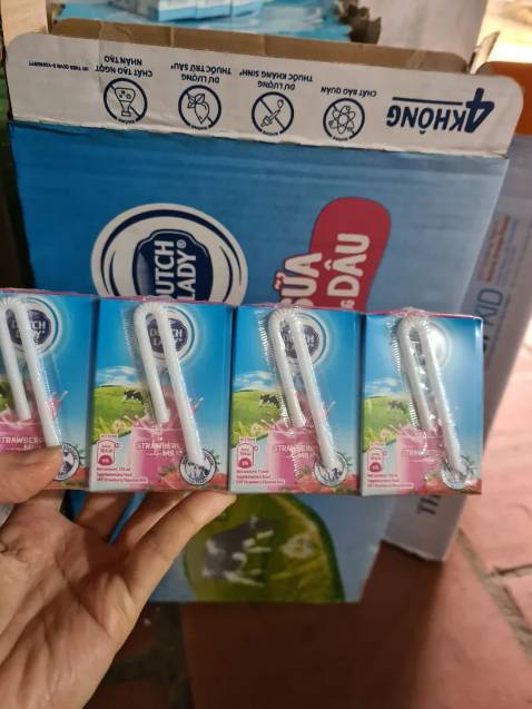 Sữa vị dâu thơm ngon, bé nhà mình rất thích. Shop giao hàng nhanh, sớm hơn cả dự kiến. Mặc dù thùng sữa nặng nhưng được miễn ship hoàn toàn