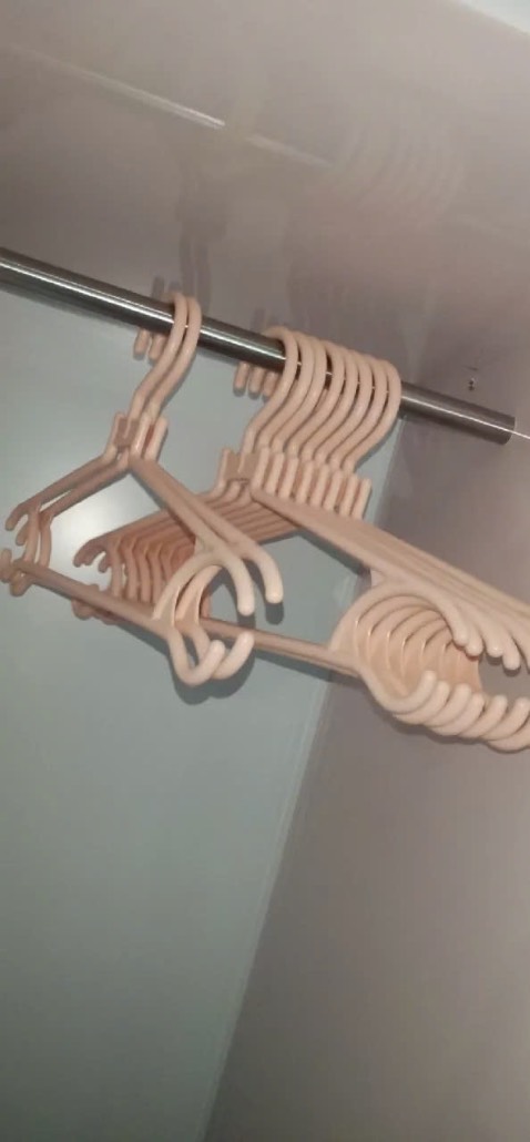 Shop đóng gói 3-4 lớp lận
Móc khá ổn, mình treo váy áo oki
Nên mua nha mọi người