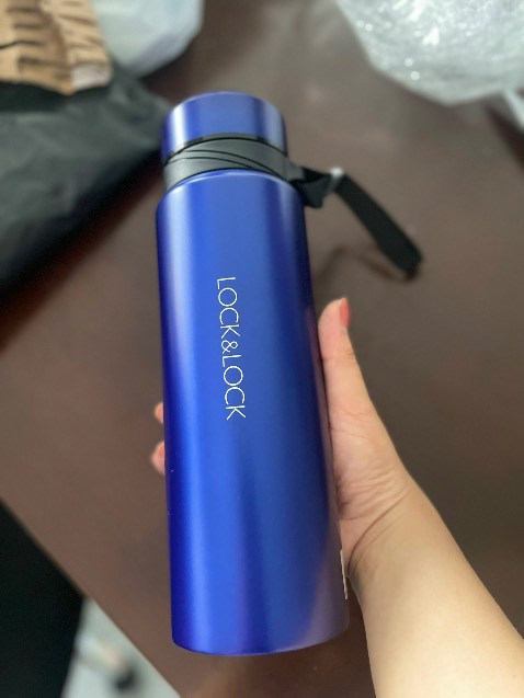 Sản phẩm rất là đẹp ạ.. nhìn sang . Chất lượng thì tin tưởng lock lock .bình khá bự nhé. Nữ xài hơi mỏi tay. Nam xài ok nek. M mua cho ck.