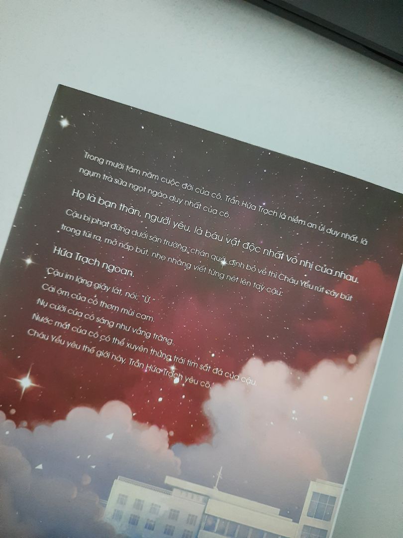 - Về cách giao hàng chả Tiki thì mình k có gì để bàn, luôn làm mình cảm thấy khá hài lòng.
- Về hình thức cuốn sách: rất đẹp, lúc nhận sách mình rung rinh lun, cảm giác như kìm lòng không đặng vậy :)
- Quan trọng hơn cả, về nội dung: mình đã đọc review khá kỹ về nó rồi mới quyết định order. Bản thân là người khá khó tình về nội dung và văn phong của tác giá, đọc thì khá nhiều nhưng không phải sách nào cùng làm mình ưng ý. Chỉ đơn giản là câu chuyện giữa hai bạn trẻ trên bước đường trưởng thành của mình. Nhưng không phải giống như cách viết của nhiều tác giả mỳ ăn liền bây giờ. Vân Nã Nguyệt đã trau chuốt từng câu chữ và văn phong của mình, đặt cả tâm hồn của tác giả vào câu chuyện. Mình khá ưng ý với nội dung, văn phong và cả diễn giải vấn đề. Mọi thứ đều nhẹ nhàng, nhưng thấm đậm tình cảm, cái nhìn sâu sắc về nhân sinh, cuộc sống, về những khó khăn, niềm hạnh phúc, ... ở mỗi câu từ, ở mỗi lời hội thoại của các nhân vật từ chính đến phụ. Lời tựa của tác phẩm phía sau sách đã phần nào nói lên những gì mình muốn nói: "Hứa Trạch ngoan", cậu im lặng giây lát rồi khẽ: "Ừ". 

Mình rất recommend cho mn dành time đọc cuốn sách này.