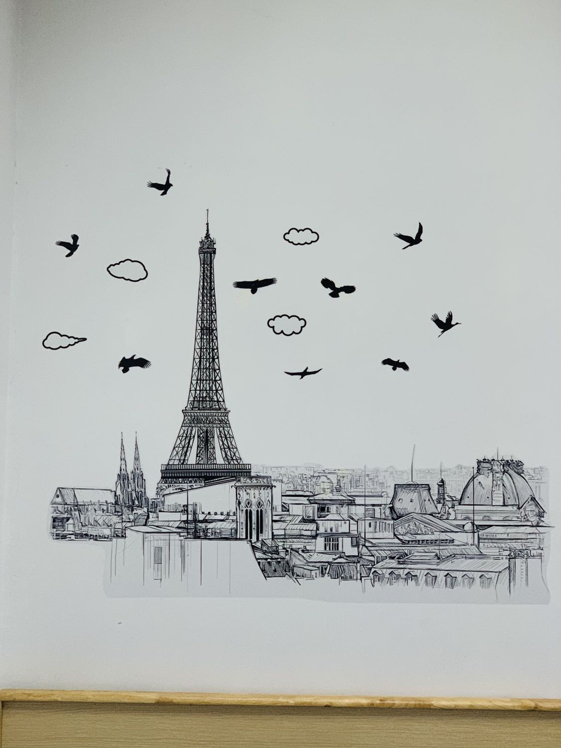 Dán lên tường rất xinh ạ. 1 người dán thì hơi vất vả, 2 người làm thì dễ hơn. Dán sai lôi ra dán lại thì tróc tường, chắc do tường nhà mình sơn lâu rồi. Nói chung ổn áp các bạn ạ. Ủng hộ shop