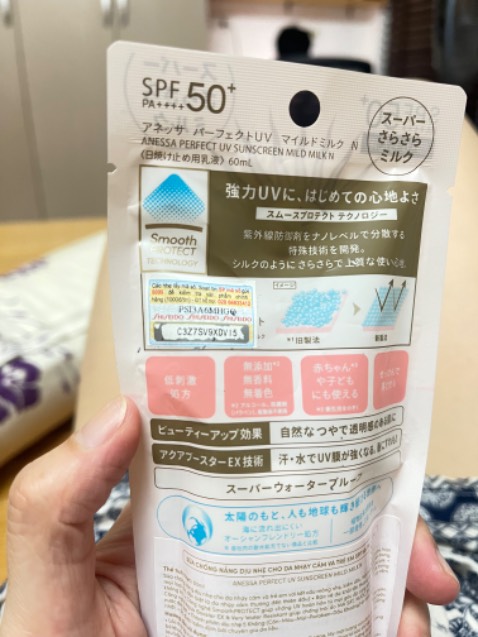 Nhận hàng nhanh, có quà là cốc thuỷ tinh (để dưới nhà nên ko chụp) đúng như gth lúc mua hàng. 
Bôi thử thì ok thấy vẫn giống sp mình hay mua ở Guardian (dùng nhiều nhưng toàn mua offline ở shop, lần đầu mua online)
Thấy bao bì có cả tem check hàng (mọi lần mua mình ko để ý or ko thấy thì phải), tò mò check thử thì thấy ko ra thông tin gì nên cho tạm 4 sao nhé. Để dùng ít ngày mà ok như mua ở shop offline thì lần sau sẽ mua online tiếp, nhưng vẫn ko hiểu vụ ko check ra mã SP