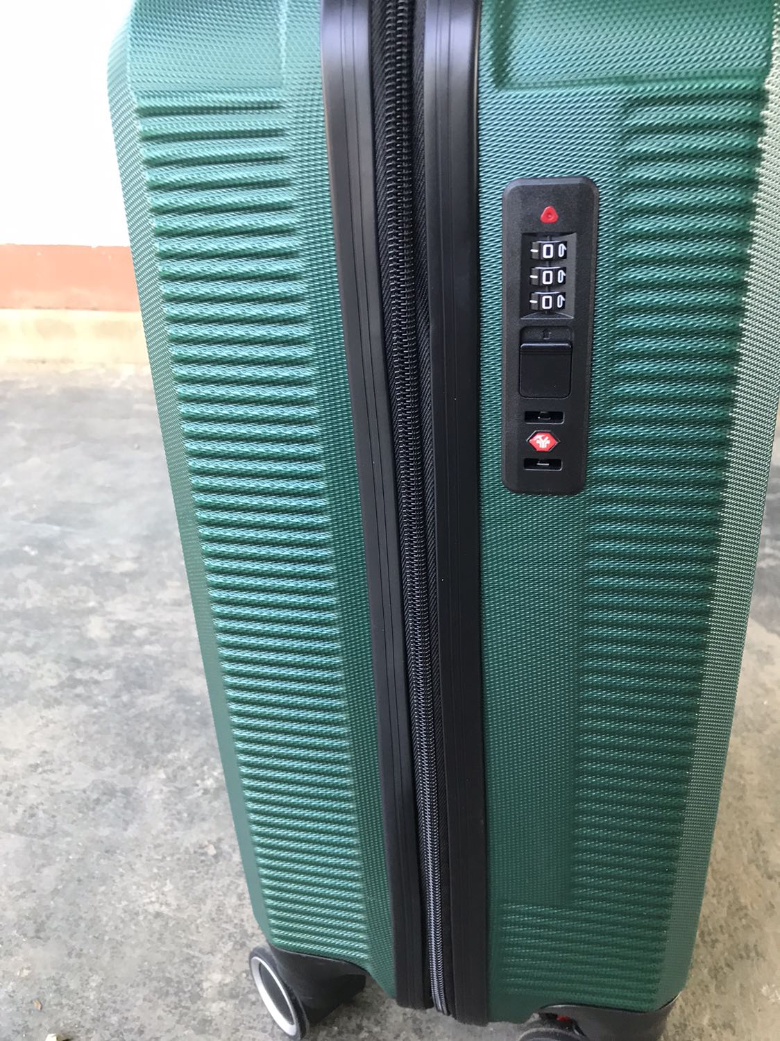 Vali màu sắc đậm hơn ảnh tí, nhựa hơi mỏng manh ọp ẹp, k có phần chân đế cao su bên 1 mặt vali để khi để vali nằm xuống lấy đồ ko bị trầy xước; biết thế mình mua cái túi bọc cho đỡ xước. Mình nghĩ mọi người nên thêm tiền mua con vali khác nhựa dày dặn chắc chắn hơn nha. Nếu có time quay lại mình sẽ thêm tiền mua con vali khác chắc chắn cứng cáp hơn. Phần lót trong mỏng, chỉ có 1 ngăn đựng đồ, k có nhiều ngăn phụ khác như vali khác, bất tiện. Phần tay cầm ko chắc chắn