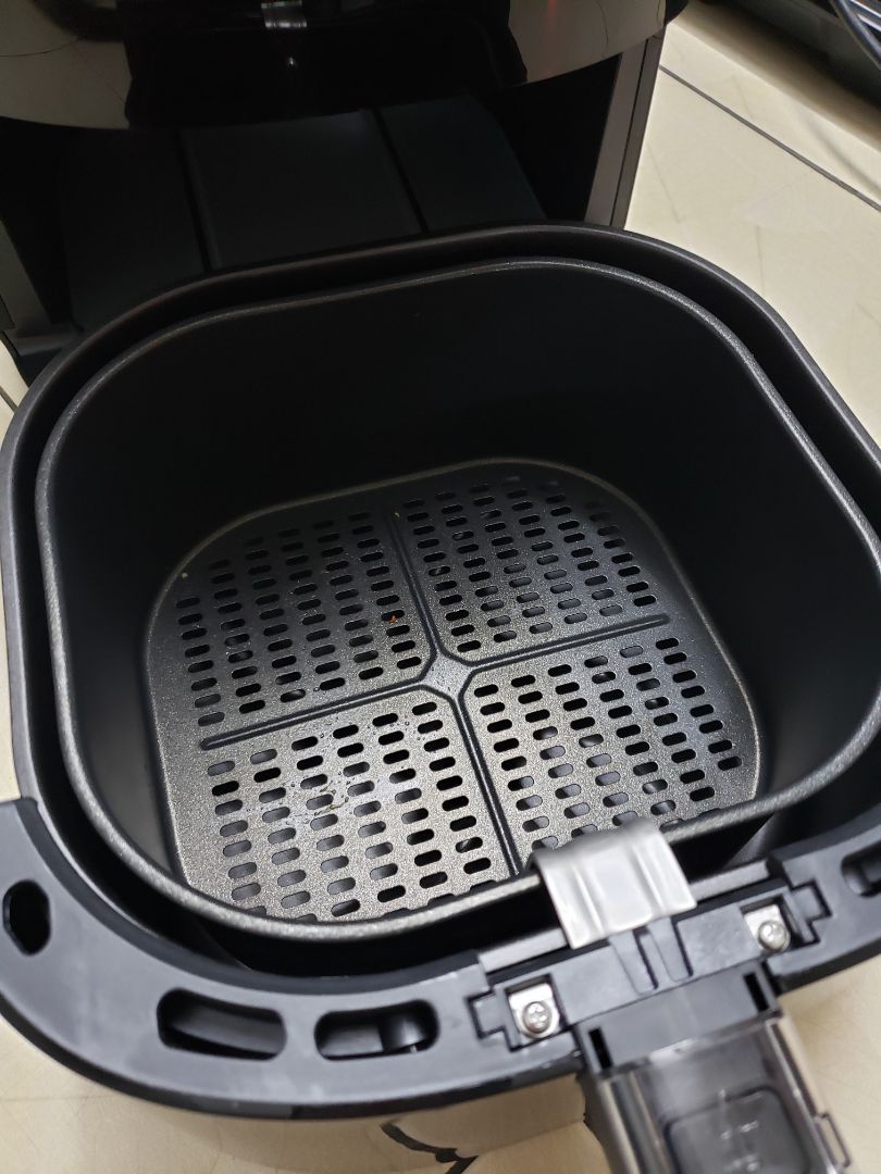 săn sale 10.10 sau khi áp hết mã KM còn 1749k. mình mới chiên thử chả giò 16 để 16 phút thấy ok : )) tiện lợi khỏi tốn dầu ăn :D có điều sẽ thiếu đi vị béo của dầu mỡ nên ăn sẽ không ngon bằng. 
Khi đủ thời gian nồi sẽ kiu 1 tiếng Ting như tiếng chuông nhà hàng ra món. 
Máy mới đẹp, giao hàng nhanh 2h tiếng.