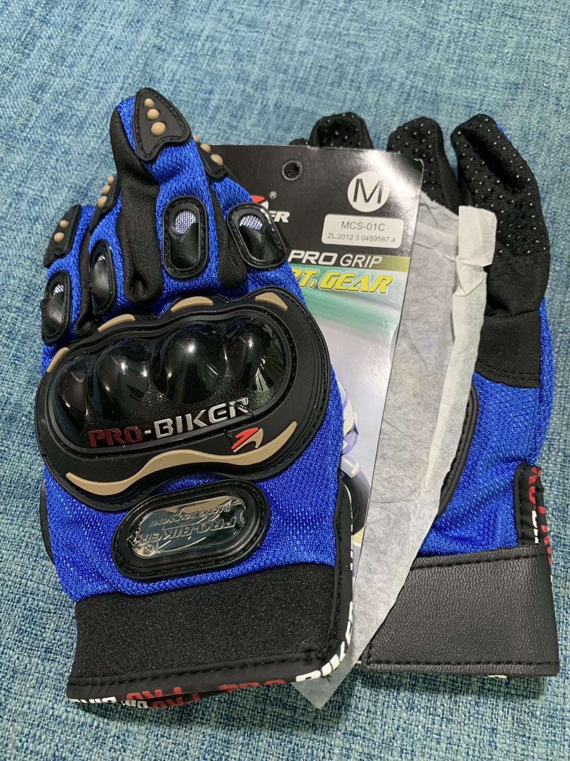 Cách đây 1 năm tôi đã mua một đôi găng cùng kiểu. Rất chắc chan va siêu bền như Shop đa quang cáo nay mua thêm tặng bạn. Giao hàng rất nhanh Cách đây 1 năm tôi đã mua một đôi găng cùng kiểu. Rất chắc chan va siêu bền như Shop đa quang cáo nay mua thêm tặng bạn. Giao hàng rất nhanh