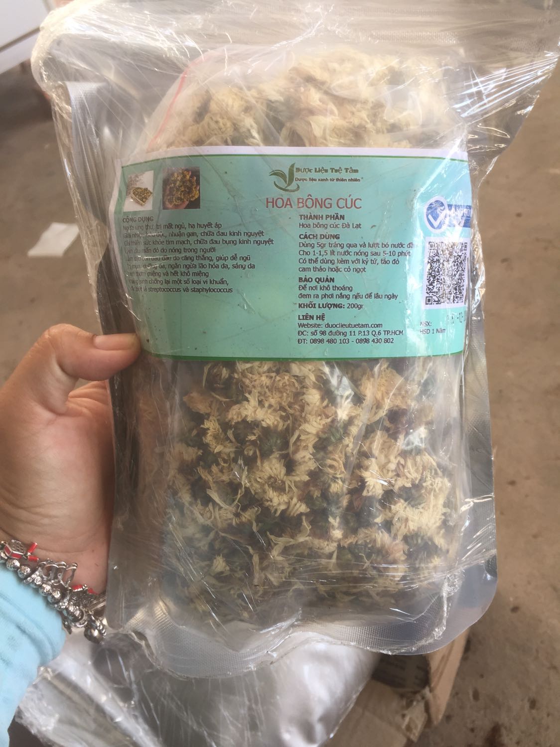 Trà thơm, mới, có vị nhẫn, uống cùng kỷ tử, táo đỏ, thêm chút đường phèn mới ngon