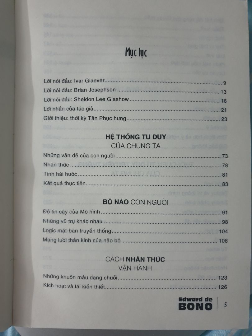 Sách hơi dơ, gấp mép nhẹ. Bookcare bọc cẩn thận. Đóng gói không chèn lót, băng keo dán đè cả lên sách trên cùng. Trang giấy khá mỏng. Giao hàng nhanh.