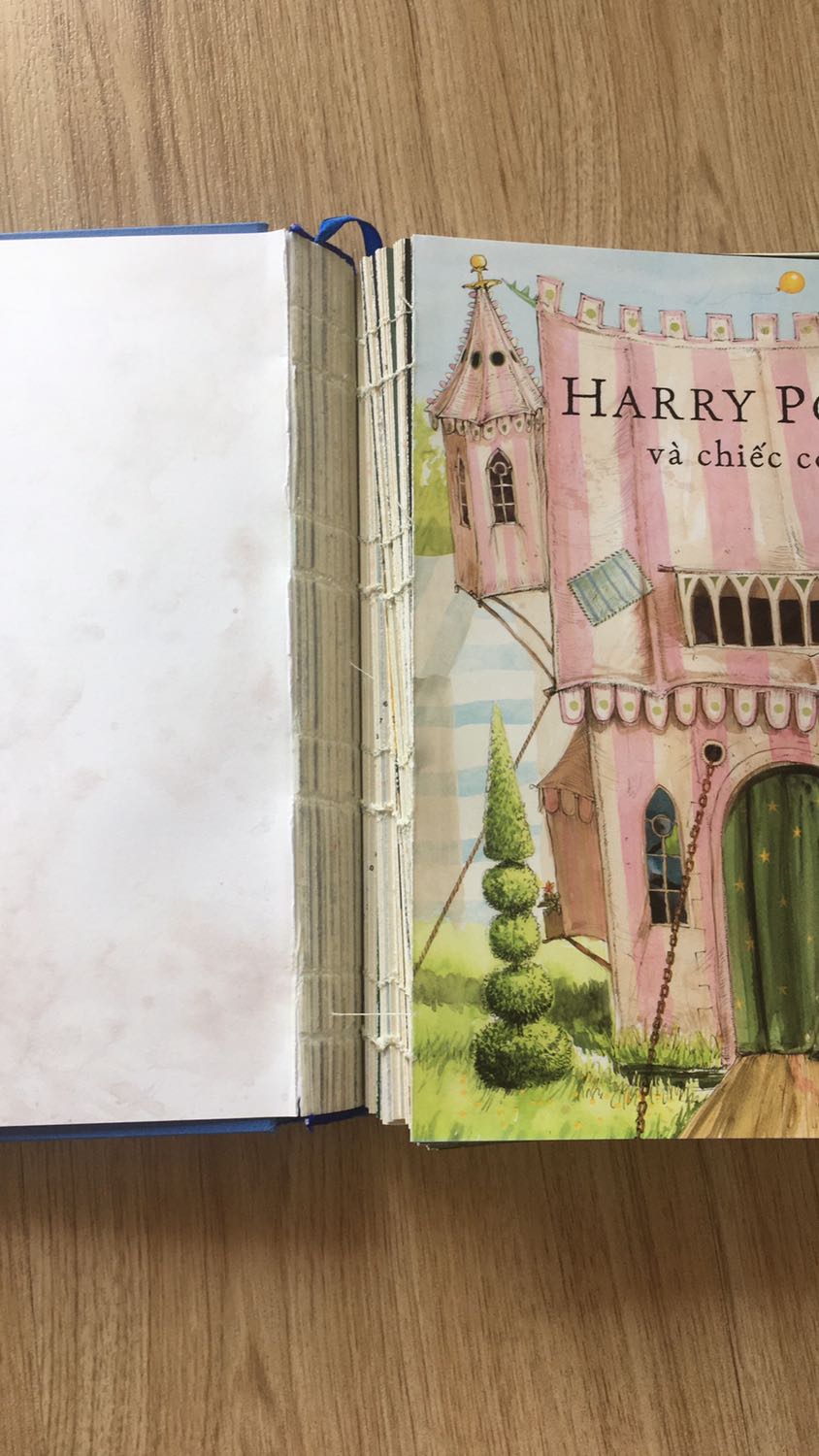 Dịch vụ giao hàng của Tiki ổn. Tuy nhiên sách đọc 1 vài bữa là bị long gáy. Tôi thấy đây là tình trạng chung của sách mua bản quyền in tại Việt Nam (bữa trước mua cuốn NK Chú bé nhút nhát bản Việt cũng vậy trong khi cũng bìa mềm mà bản Anh không sao). Do đó mọi người cân nhắc khi mua, nếu đọc được thì nên mua bản T Anh.